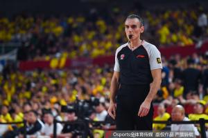 京晋裁判惹争议!丁佳宁：好裁判吹欧冠 塞给我们的裁判水平[摊手]